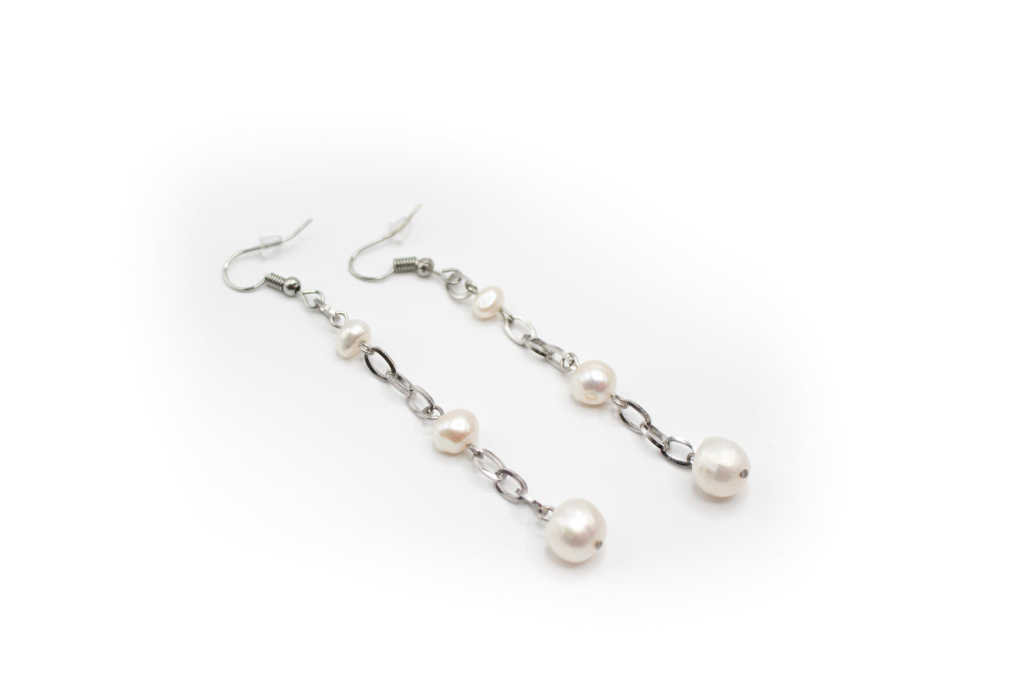 Silberfarbene Edelstahl-Kettenohrringe mit Naturperlen