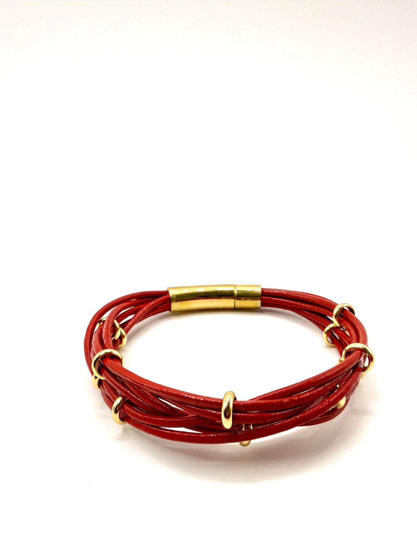 pulsera varios cueros rojos en diferentes grosores y acero inoxidable bañado en oro de 14K