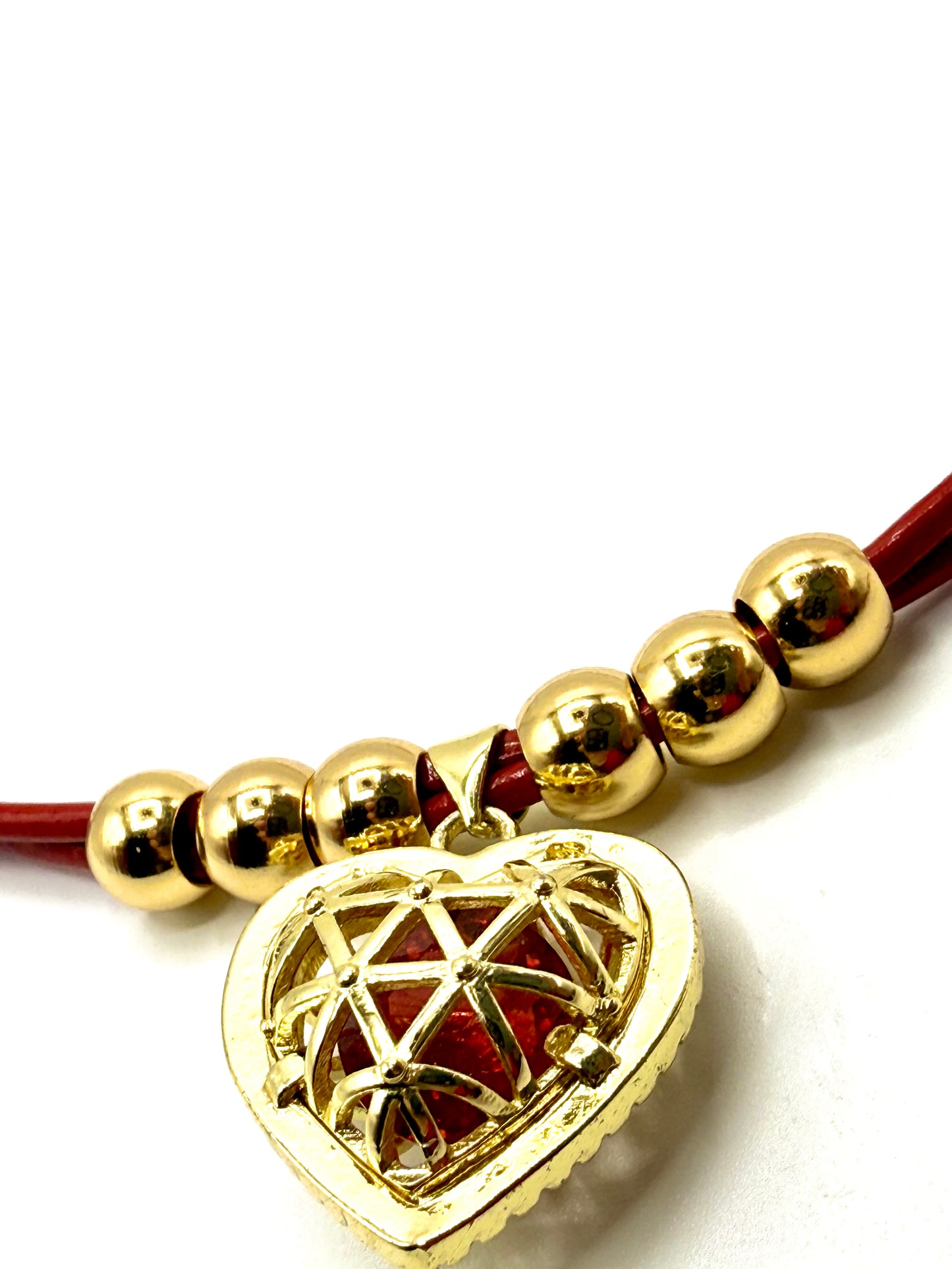 collar cuero rojo con colgante de corazón calado y detalles de acero inoxidable bañado en oro de 14K