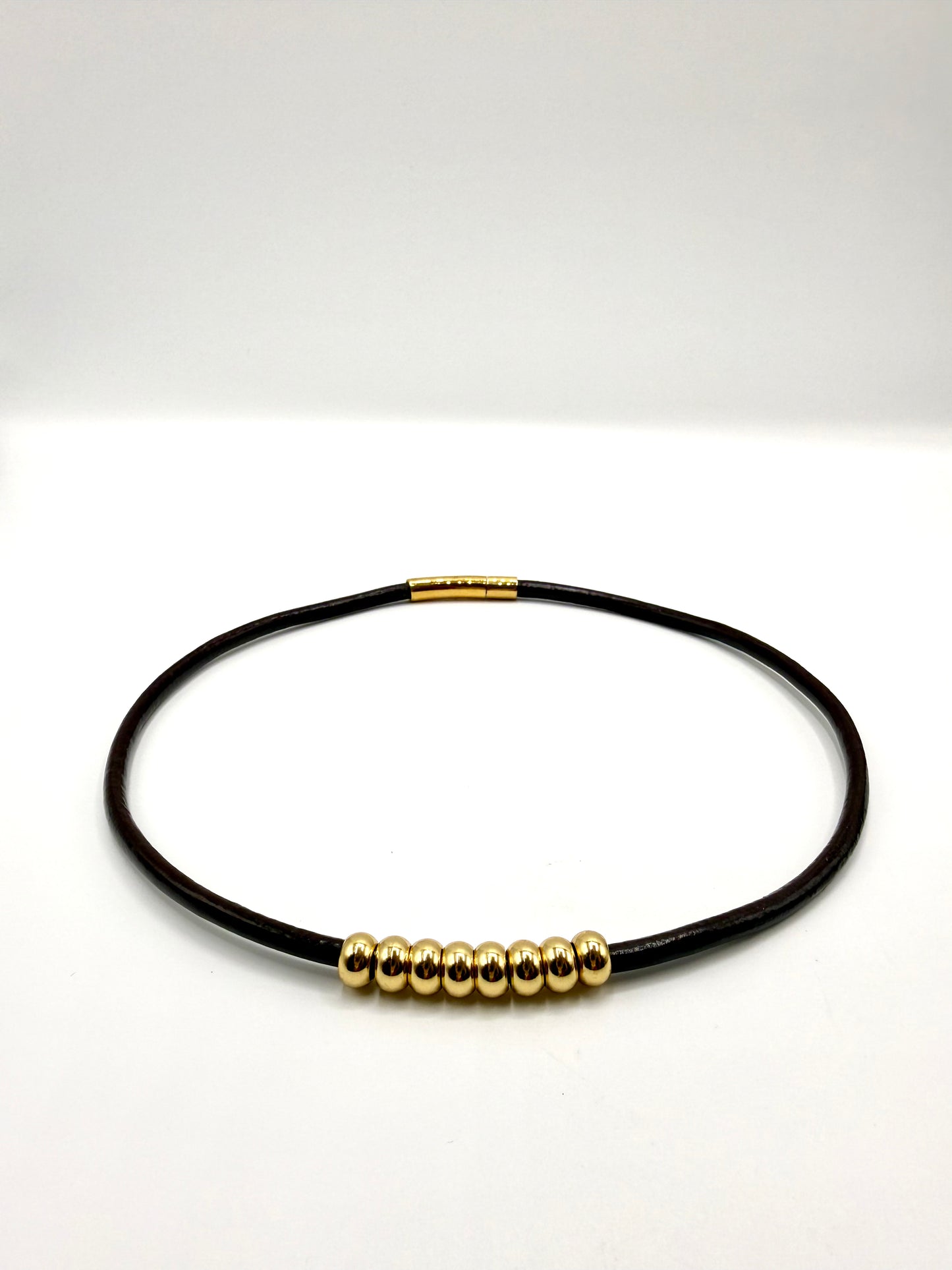 collar o pulsera de varias vueltas... lo que prefieras... de cuero marrón y acero inoxidable bañado en oro de 14K