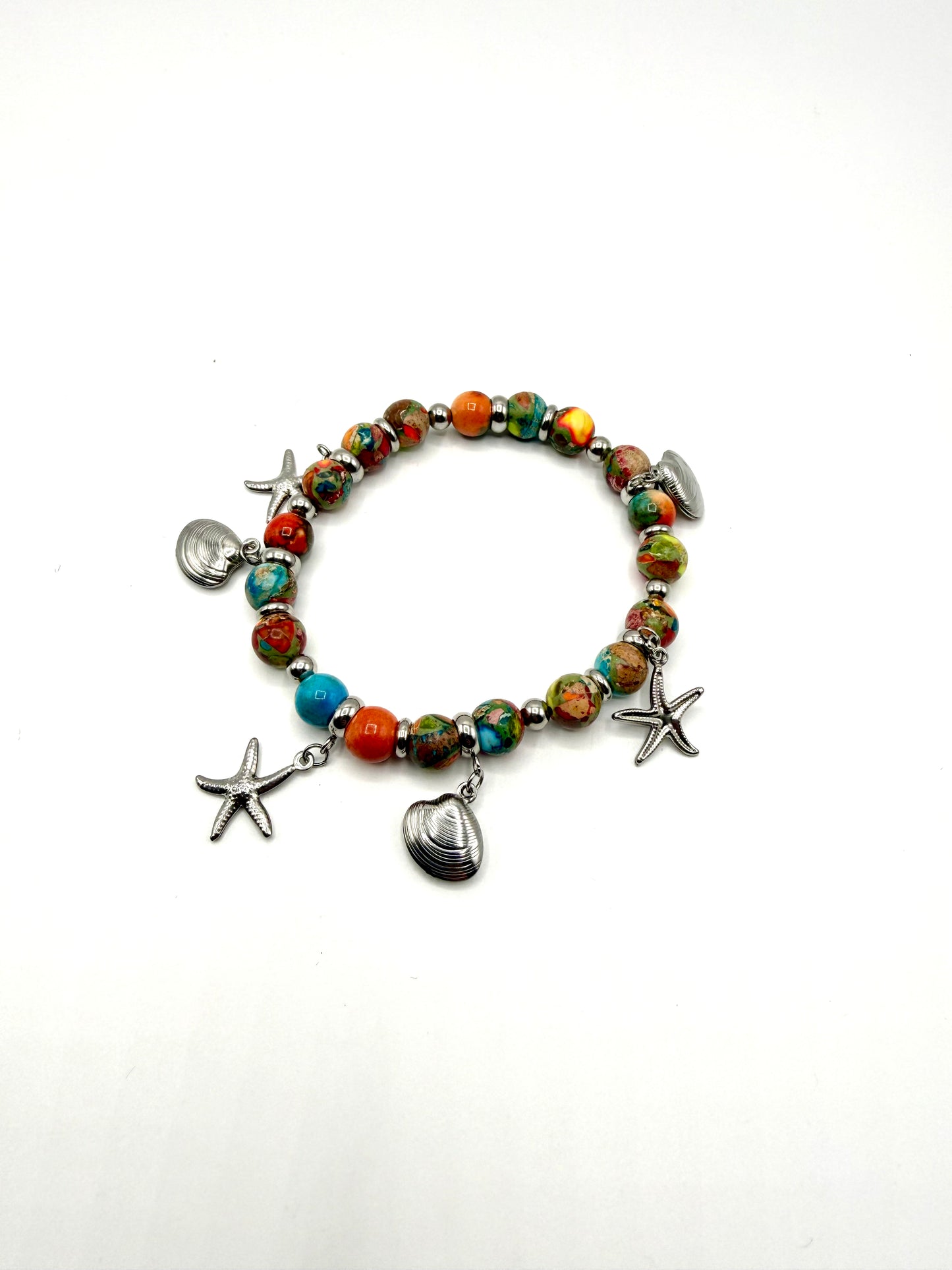 pulsera elástica de piedra natural jaspe multicolor y acero inoxidable con colgantes de conchas y estrellas marinas