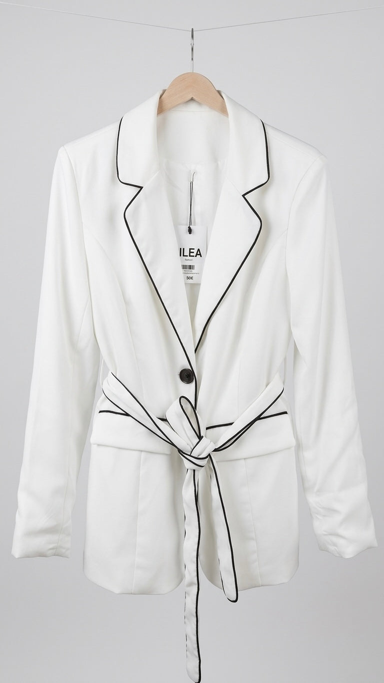 americana blanca y negra con banda en la cintura