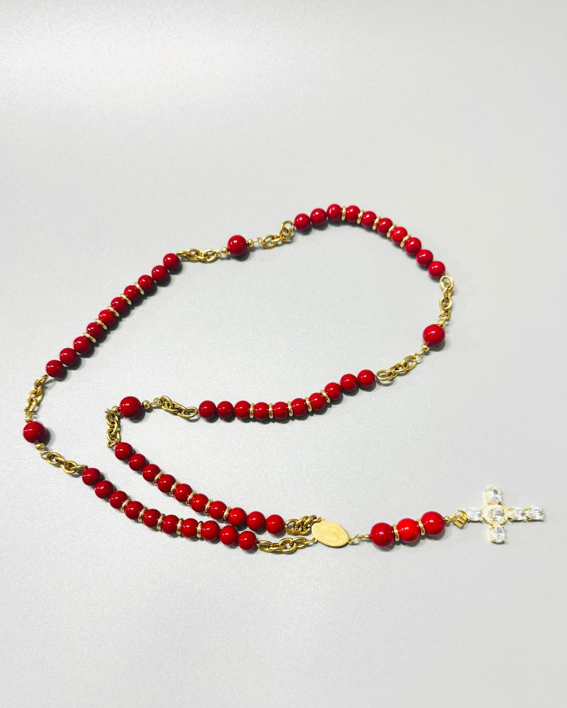 rosario de acero inoxidable bañado en oro con piedras de coral rojo de imitación