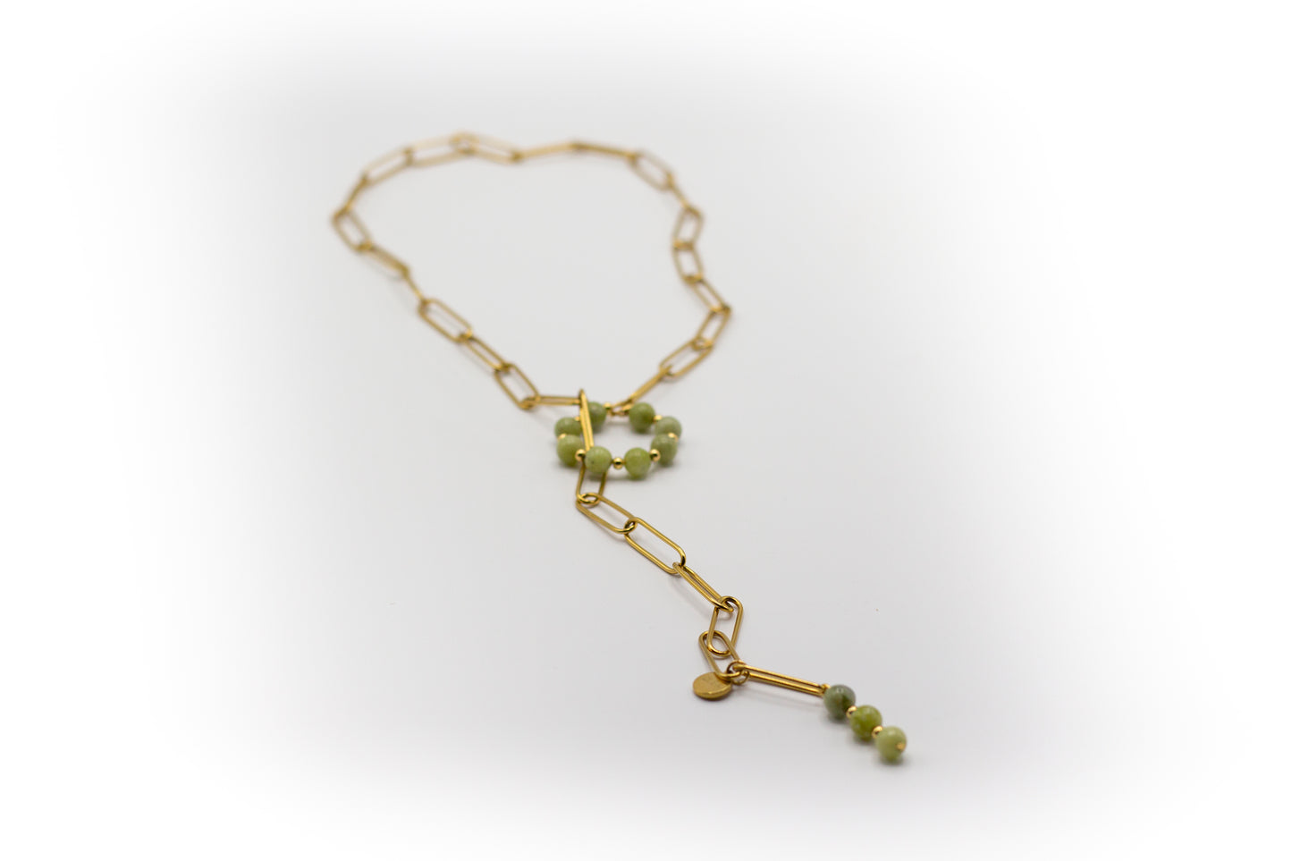 Extra lange goldfarbene Edelstahlkette mit Anhängern aus natürlichem Jadestein