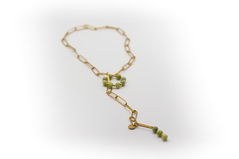 Extra lange goldfarbene Edelstahlkette mit Anhängern aus natürlichem Jadestein
