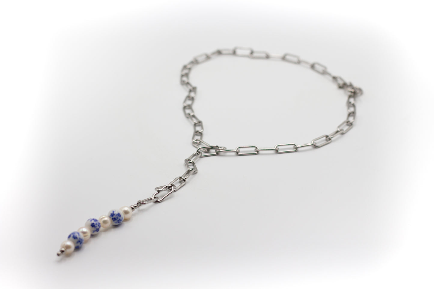 Extra lange Halskette aus silberfarbenem Edelstahl und Naturperlen mit chinesischer Keramik