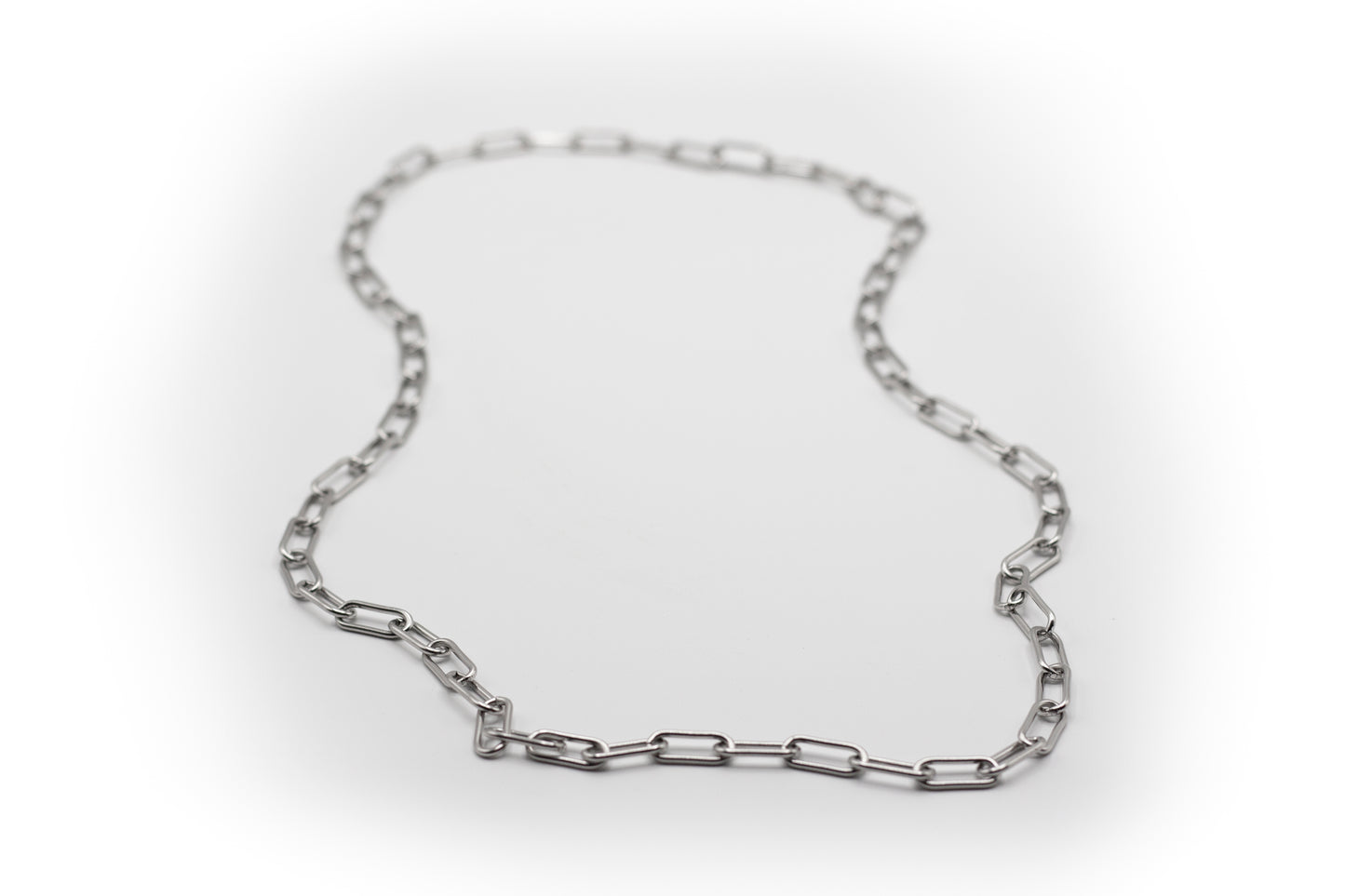 Lange silberfarbene Edelstahlkette