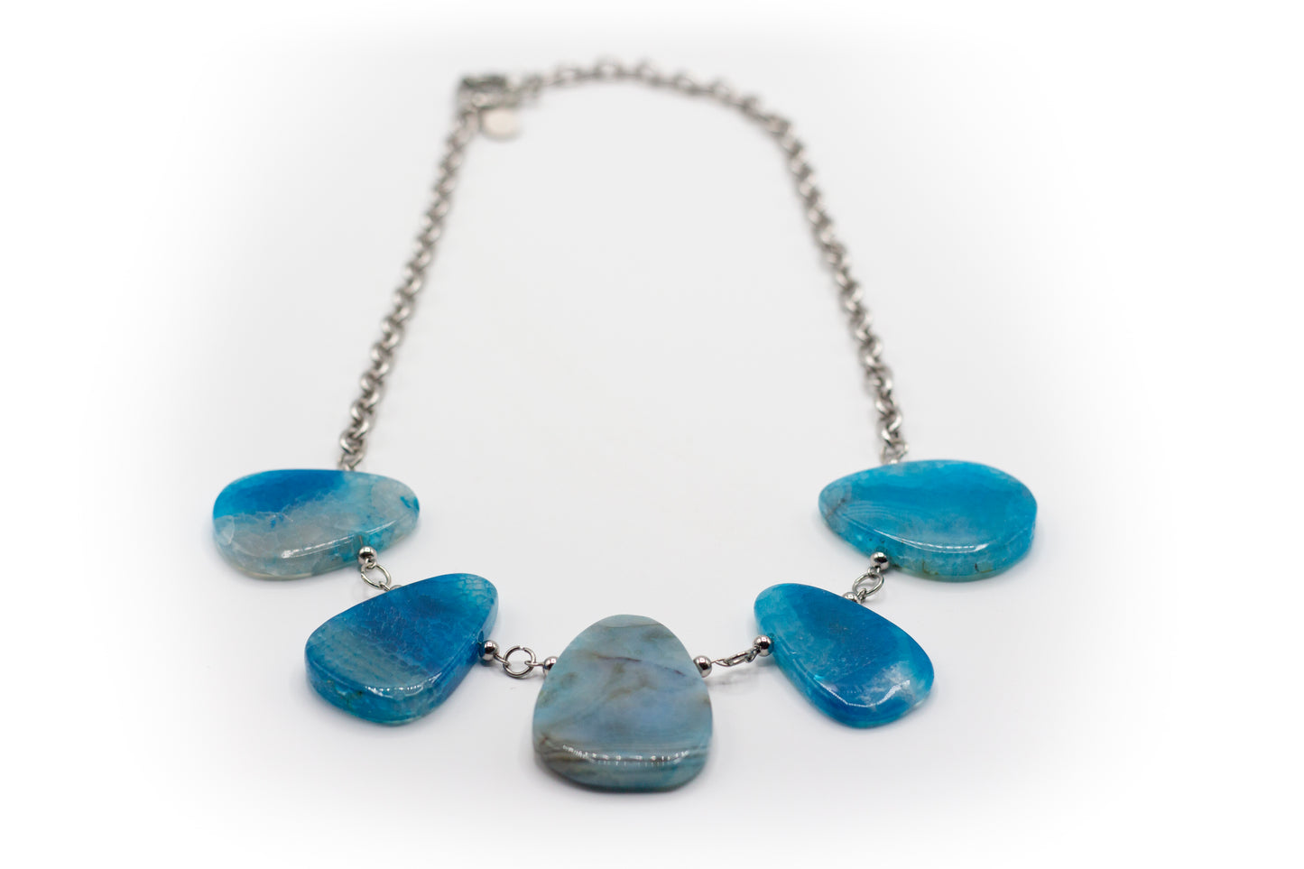 Mittelgroße Halskette aus silberfarbenem Edelstahl und natürlichem blauem Achatstein