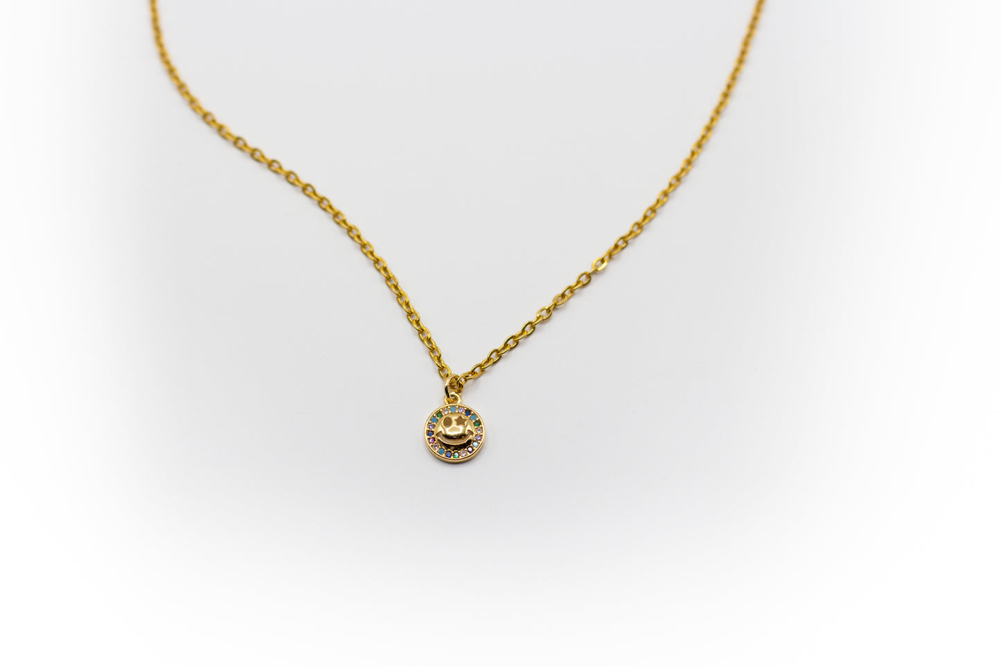 Feine goldfarbene Edelstahlkette und kleiner Anhänger mit Zirkonia