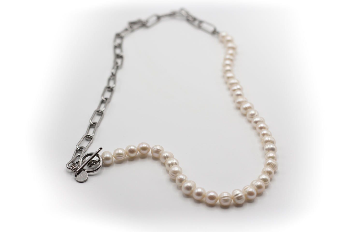 Silberfarbene Halskette aus Edelstahl und Naturperlen