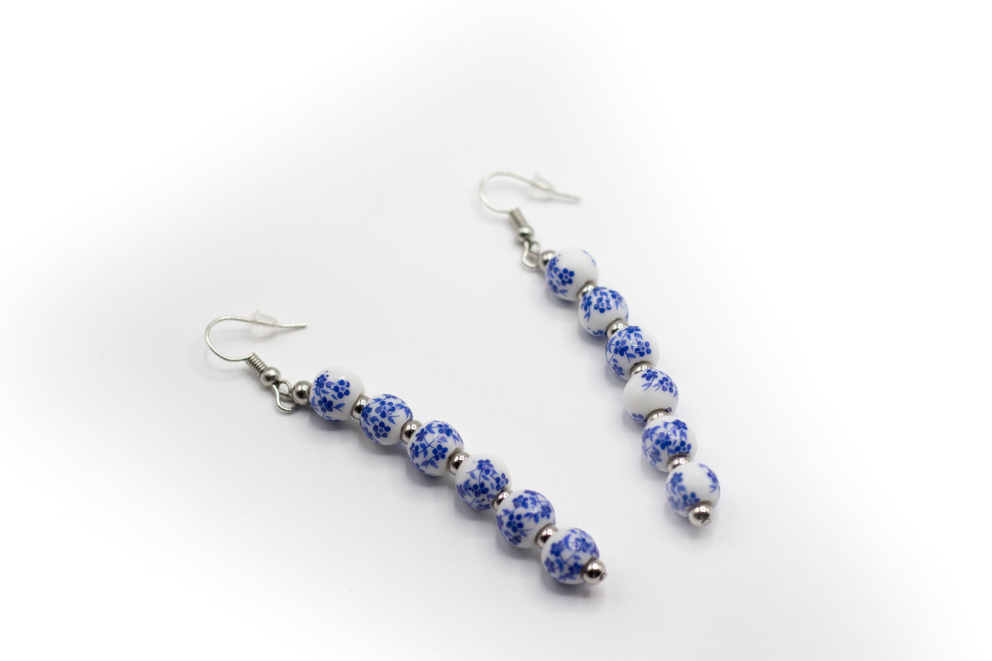 lange Ohrringe aus Keramik und silberfarbenem Edelstahl