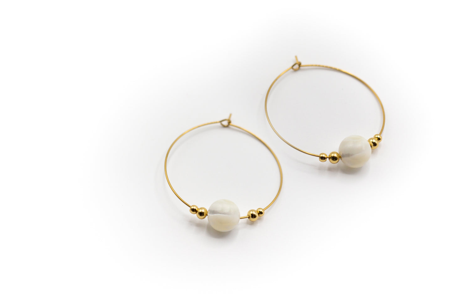 Creolen aus Naturperlen und goldfarbenem Edelstahl