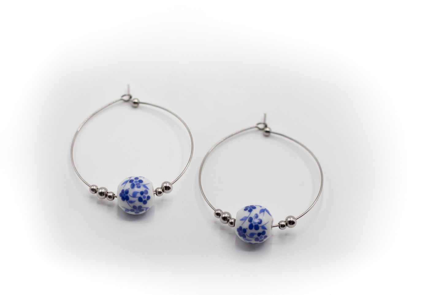 Silberfarbene Creolen aus Edelstahl mit chinesischer Keramik