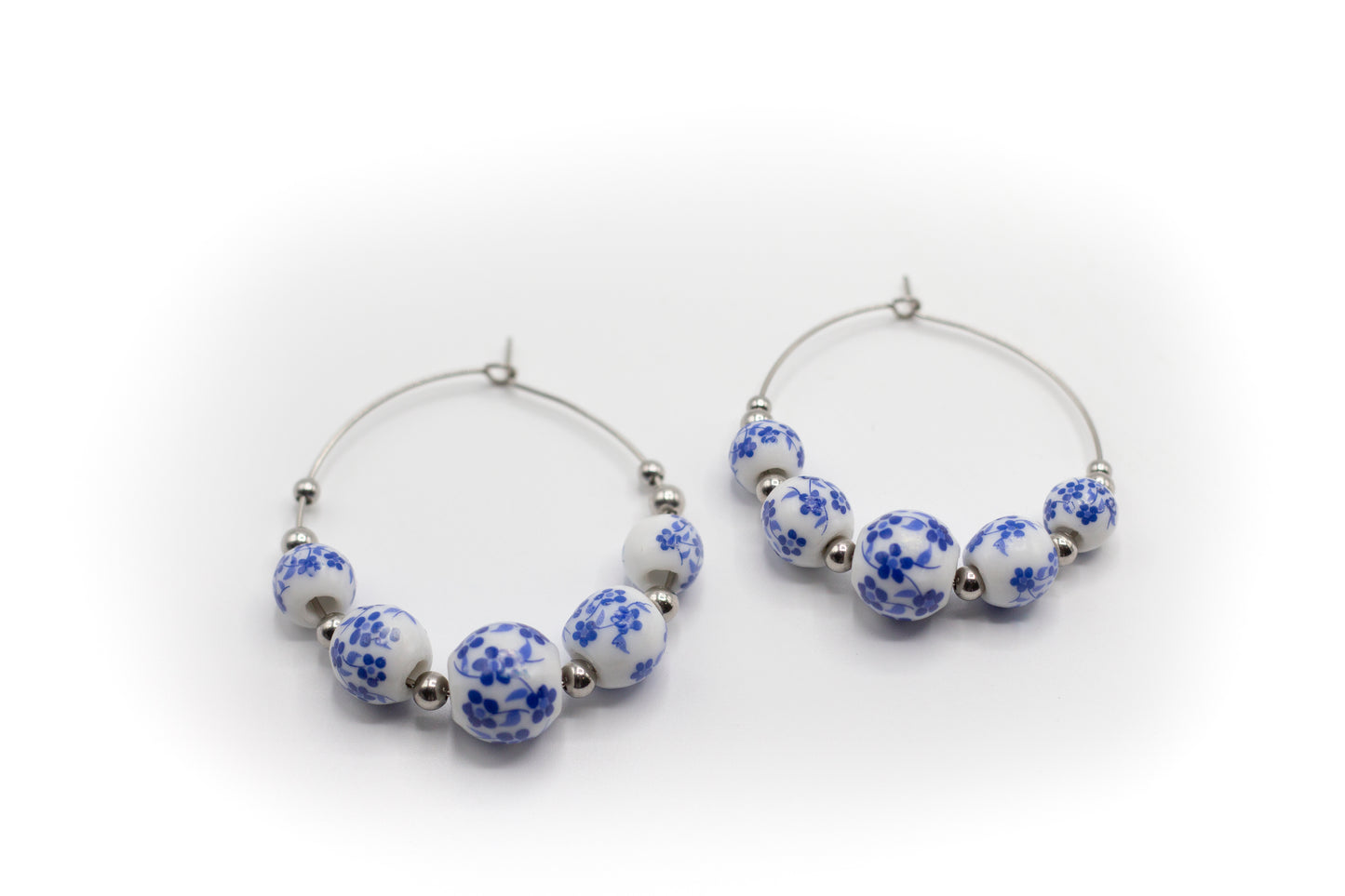 Silberfarbene Creolen aus Edelstahl mit chinesischer Keramik