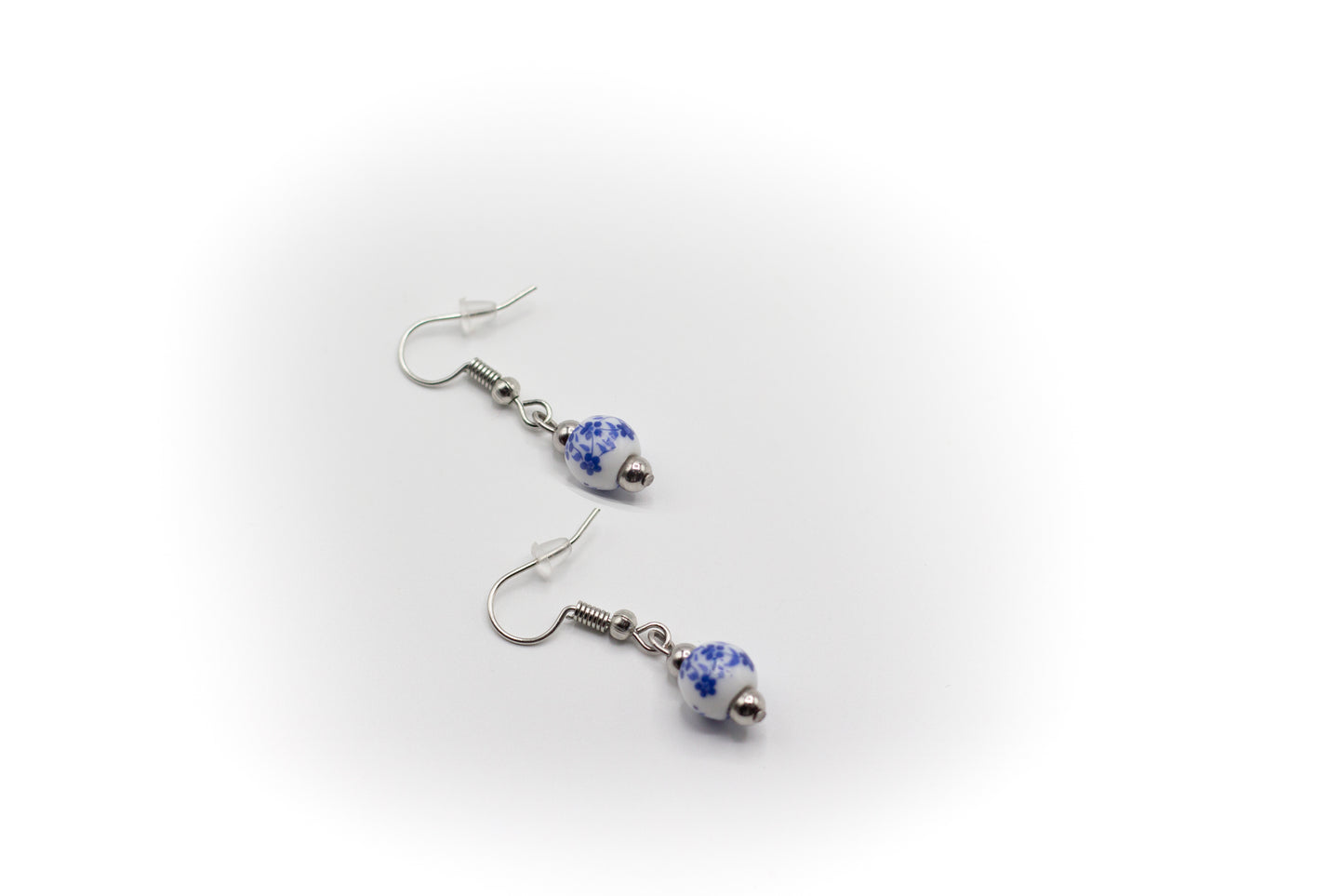 Kleine silberfarbene Edelstahl-Hakenohrringe mit chinesischer Keramik