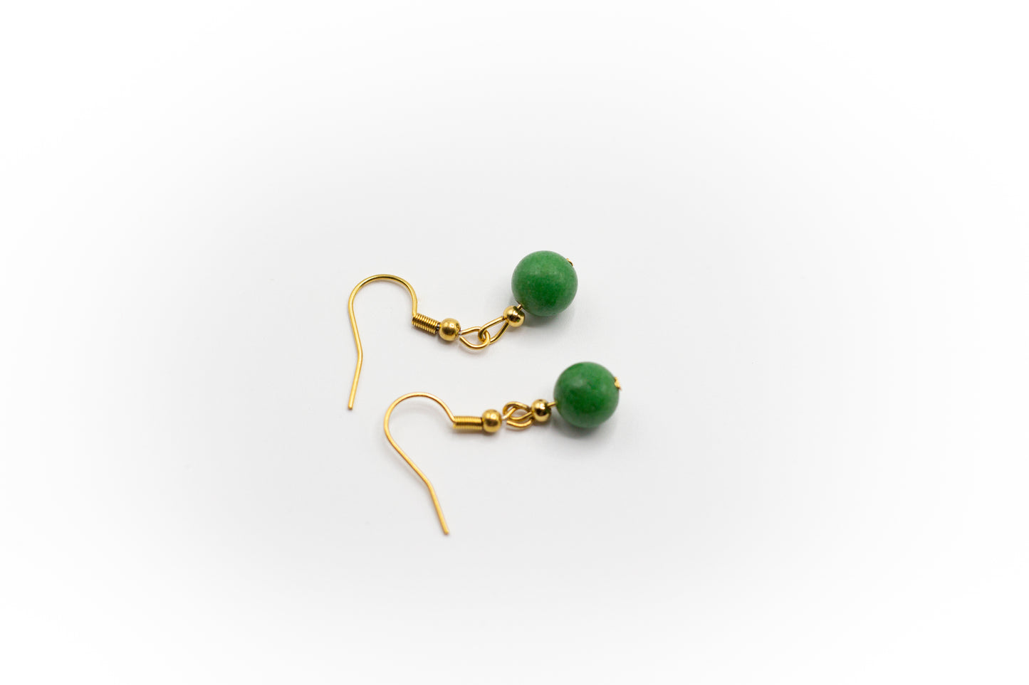 Goldfarbene Edelstahl-Hakenohrringe mit natürlichem Imperial-Jade-Stein