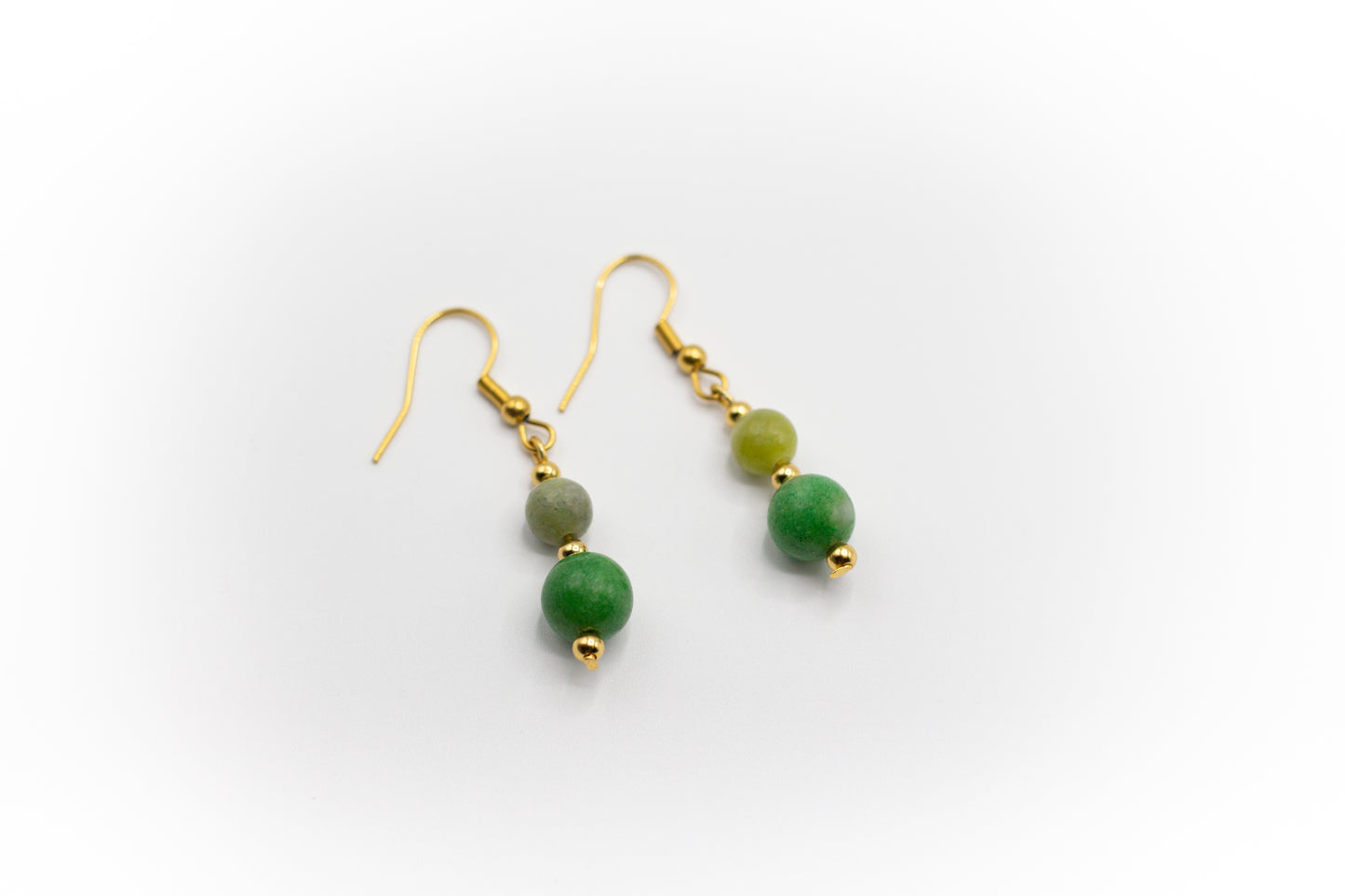 Goldfarbene Edelstahl-Hakenohrringe mit natürlichem Jadestein