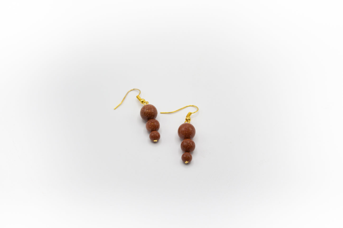 Goldfarbene Edelstahl-Hakenohrringe mit natürlichem Aventurinstein