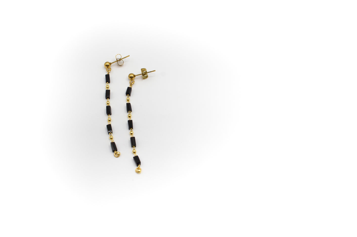 Goldfarbene Ohrstecker aus Edelstahl mit schwarzer Acrylkette