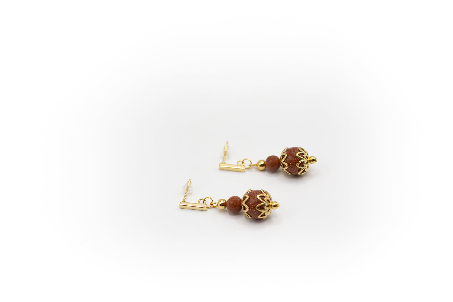 Goldfarbene Ohrstecker aus Edelstahl mit natürlichem Aventurinstein