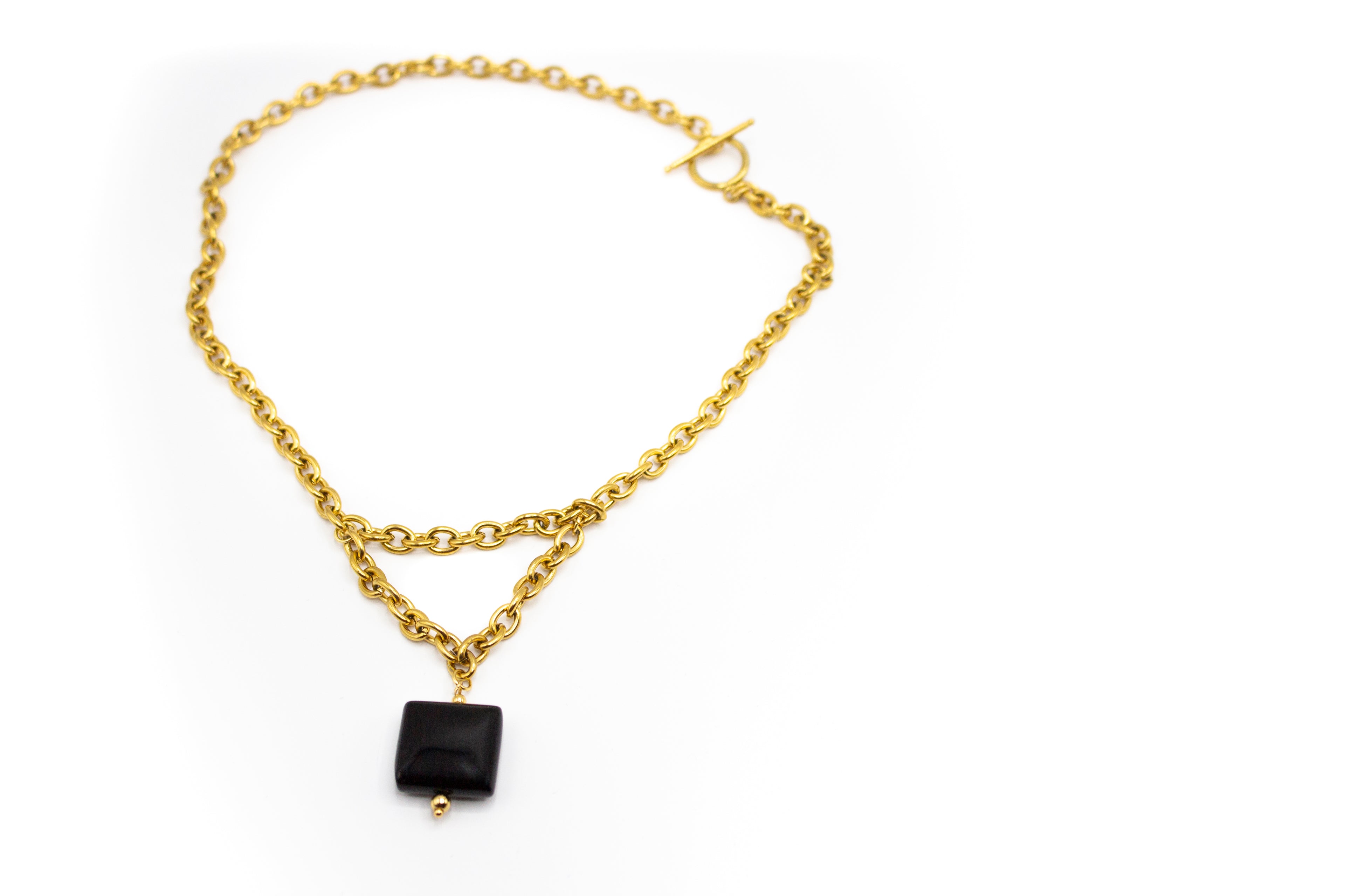 Collar triángulo de acero inoxidable color oro con piedra natural cuadrada de turmalina negra