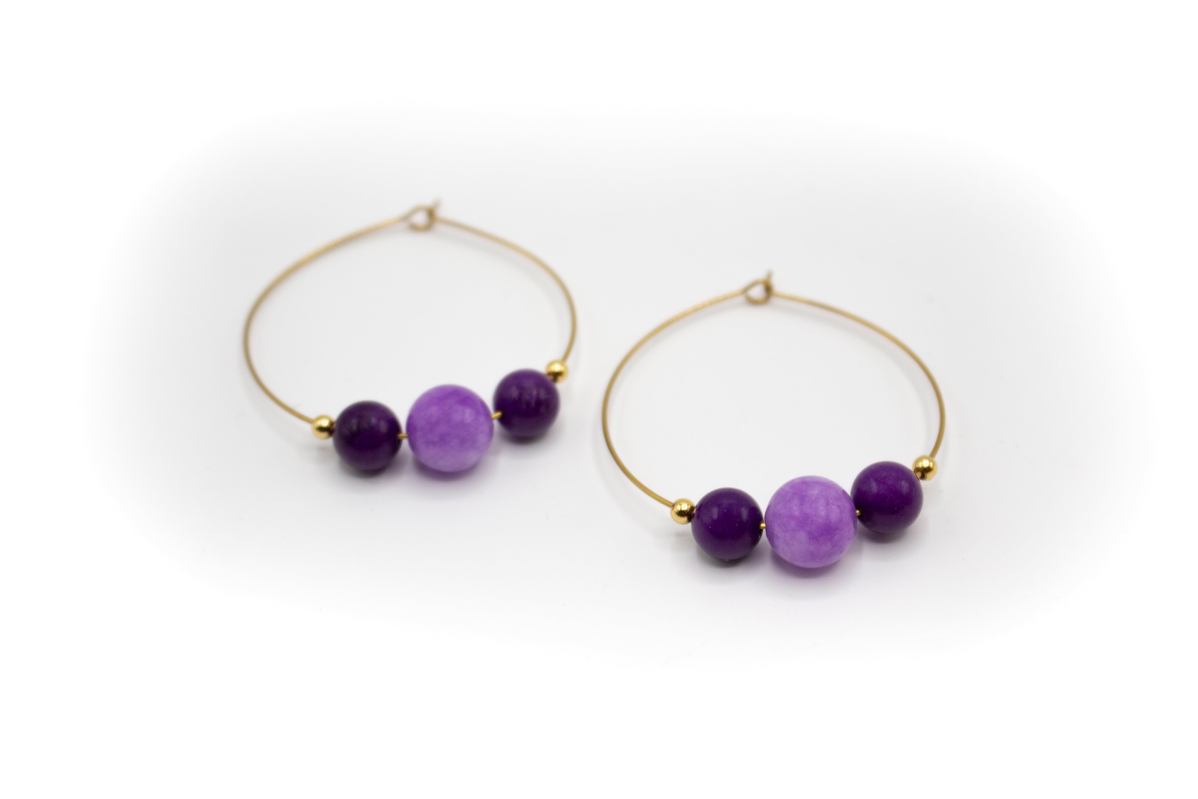 pendientes de aro de piedras naturales varias, charoíta, calcedonia y morganita de berilo con acero inoxidable color oro