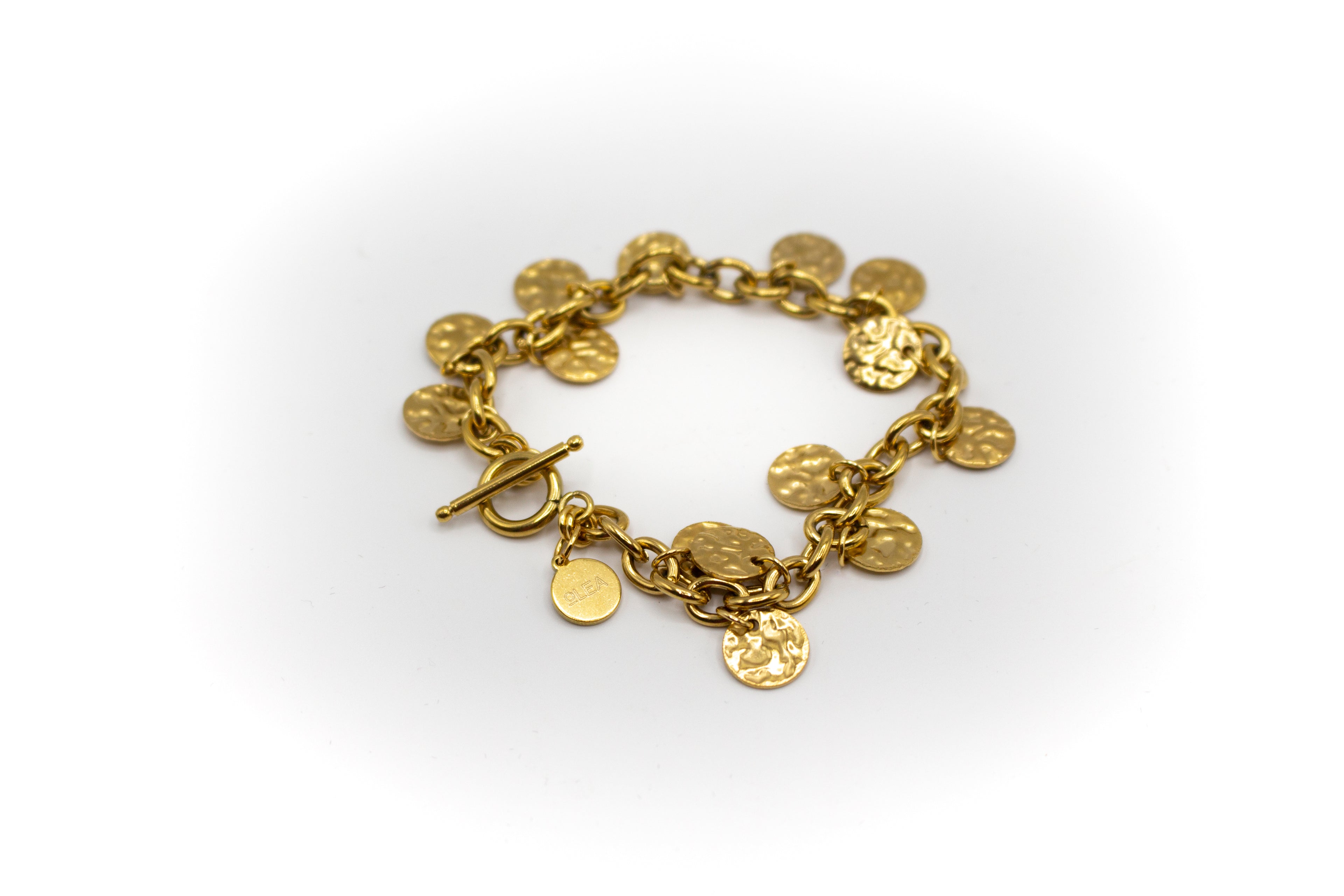 pulsera con chapas colgantes con textura, todo de acero inoxidable bañado en oro de 14K