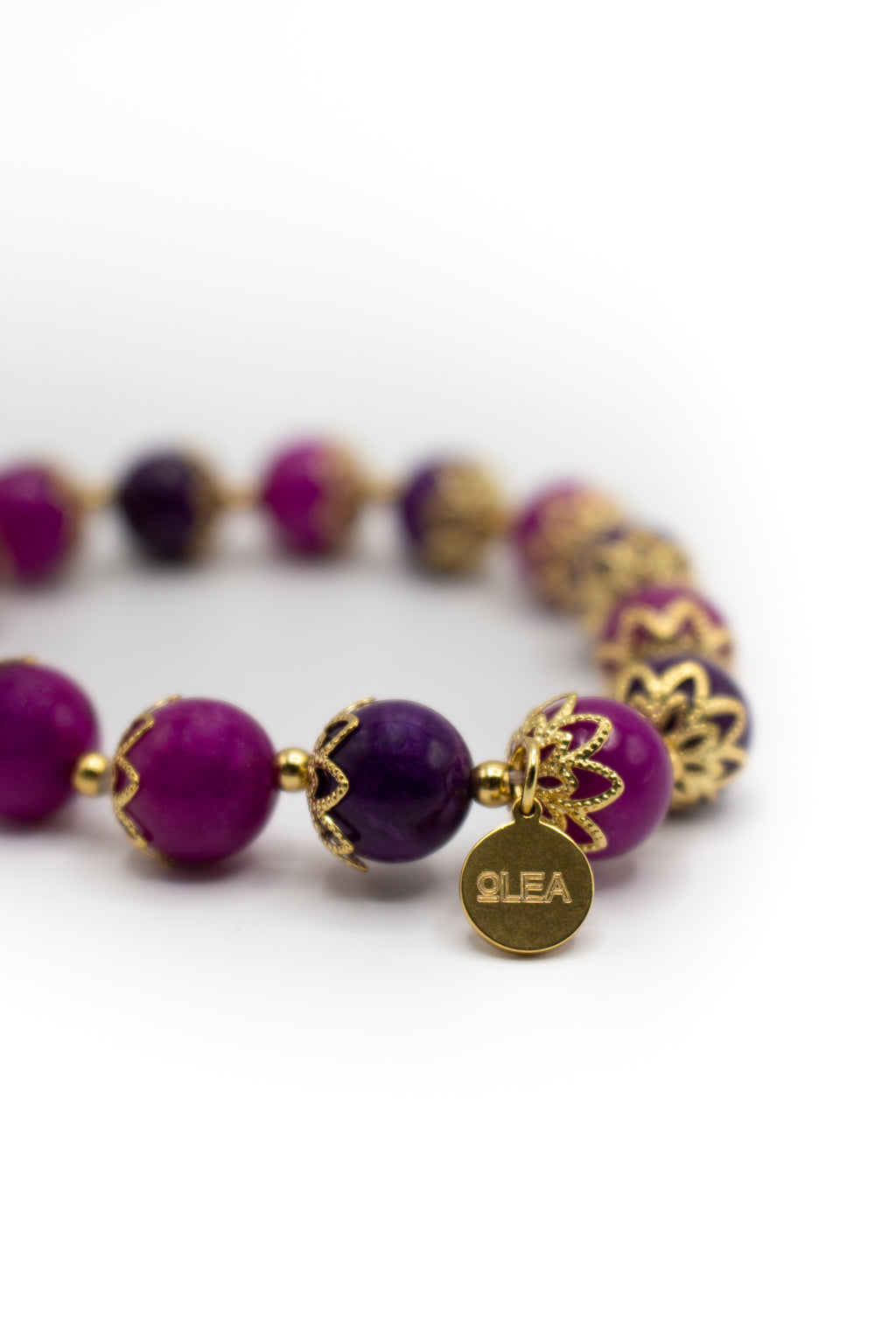 pulsera de piedra natural charoíta y kunzita con separadores de flor de acero inoxidable color oro