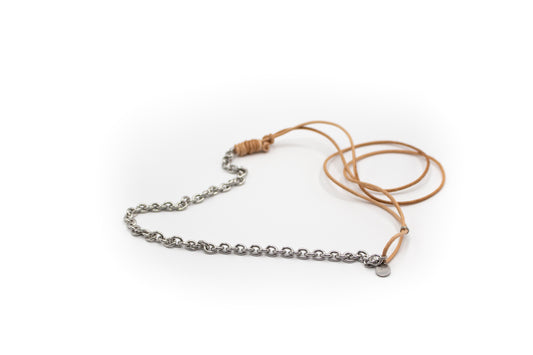 Verstellbare Halskette aus silberfarbenem Edelstahl und Naturlederband