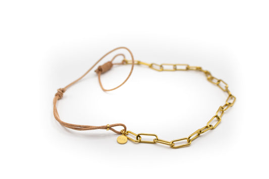 Verstellbare Halskette aus goldfarbenem Edelstahl und Naturlederband