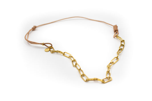 Verstellbare Halskette aus goldfarbenem Edelstahl und Naturlederband