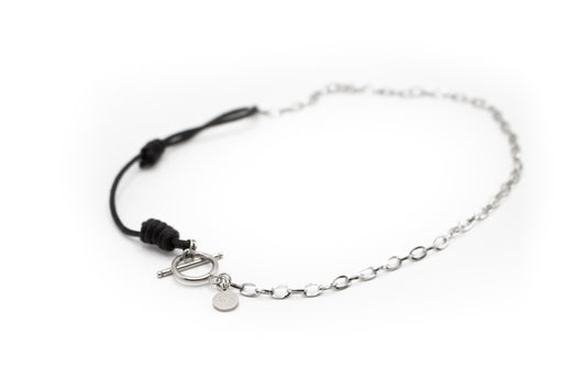 Verstellbare Halskette aus silberfarbenem Edelstahl und schwarzer Kordel