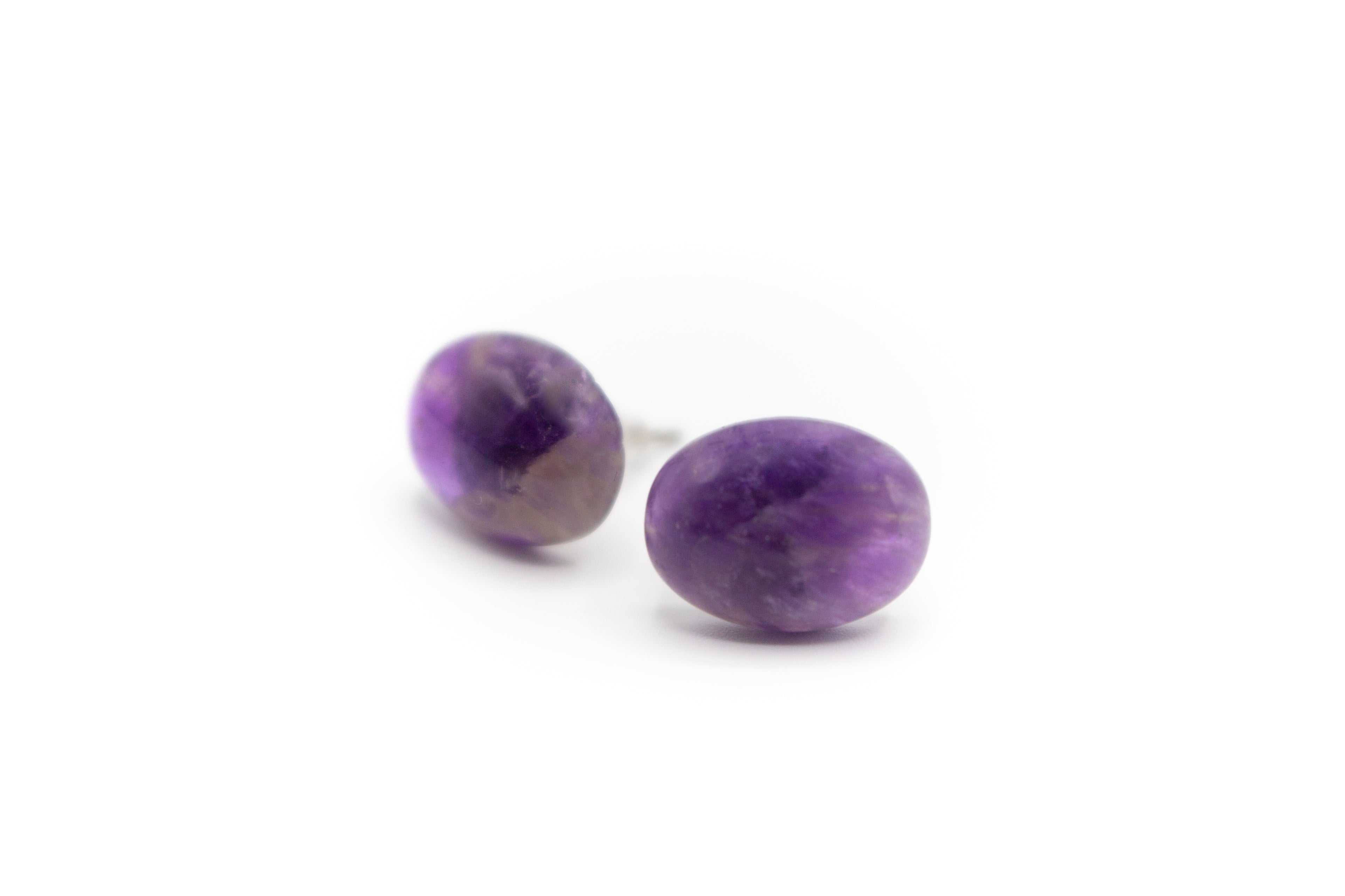 Ovale Ohrstecker mit natürlichem Amethyststein und silberfarbenem Edelstahl