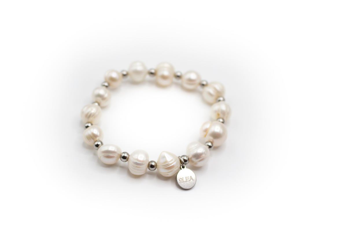 Bracelet composé de perles de culture naturelles et d'entretoises en acier inoxydable couleur argent
