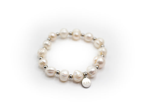 Bracelet composé de perles de culture naturelles et d'entretoises en acier inoxydable couleur argent