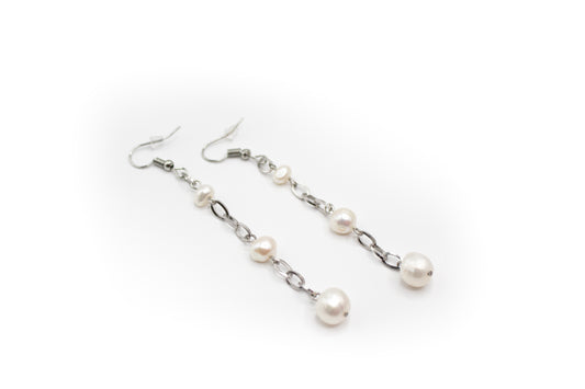 Silberfarbene Edelstahl-Kettenohrringe mit Naturperlen