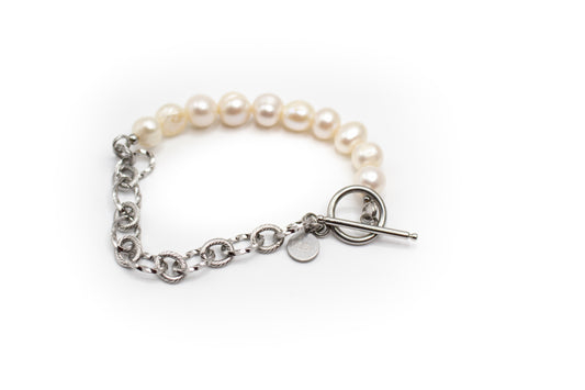 Bracelet composé de perles de culture naturelles et d'une demi-chaîne en acier inoxydable couleur argent