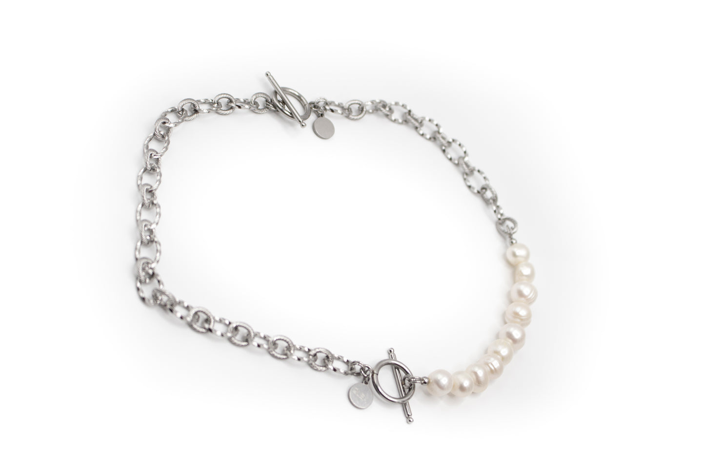 Halskette mit 2 silberfarbenen Edelstahl- und Naturperlenarmbändern