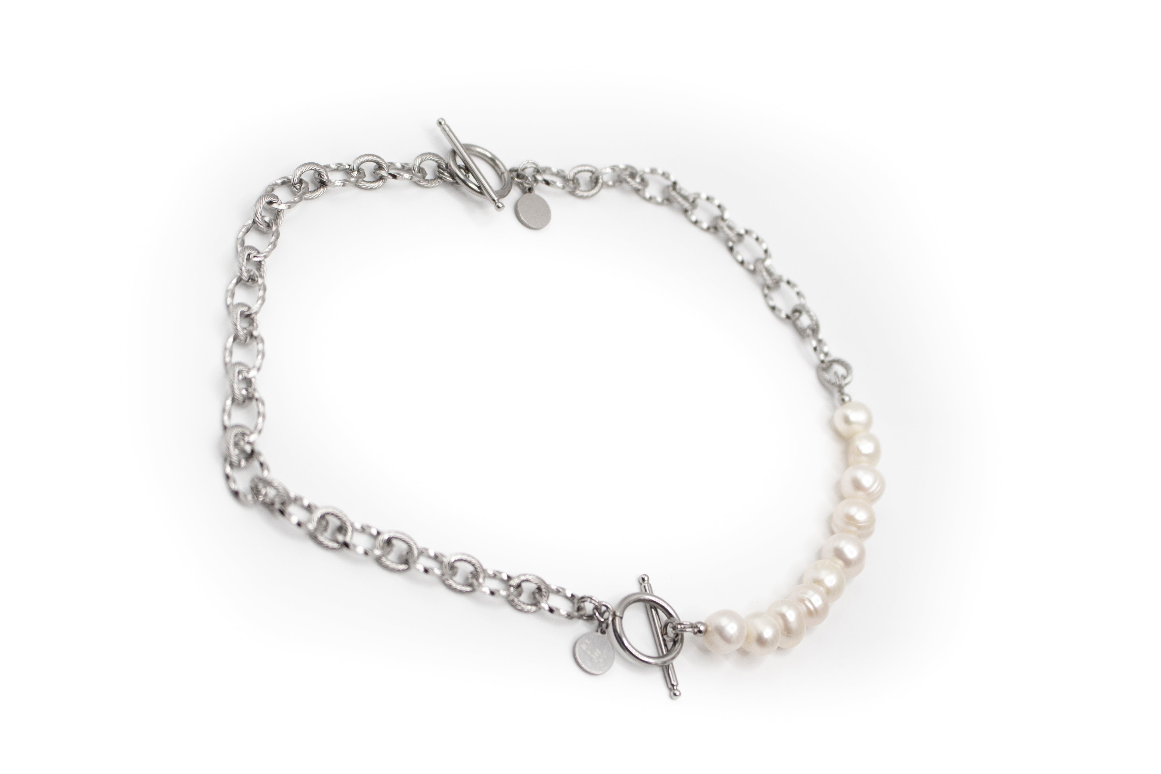 Halskette mit 2 silberfarbenen Edelstahl- und Naturperlenarmbändern