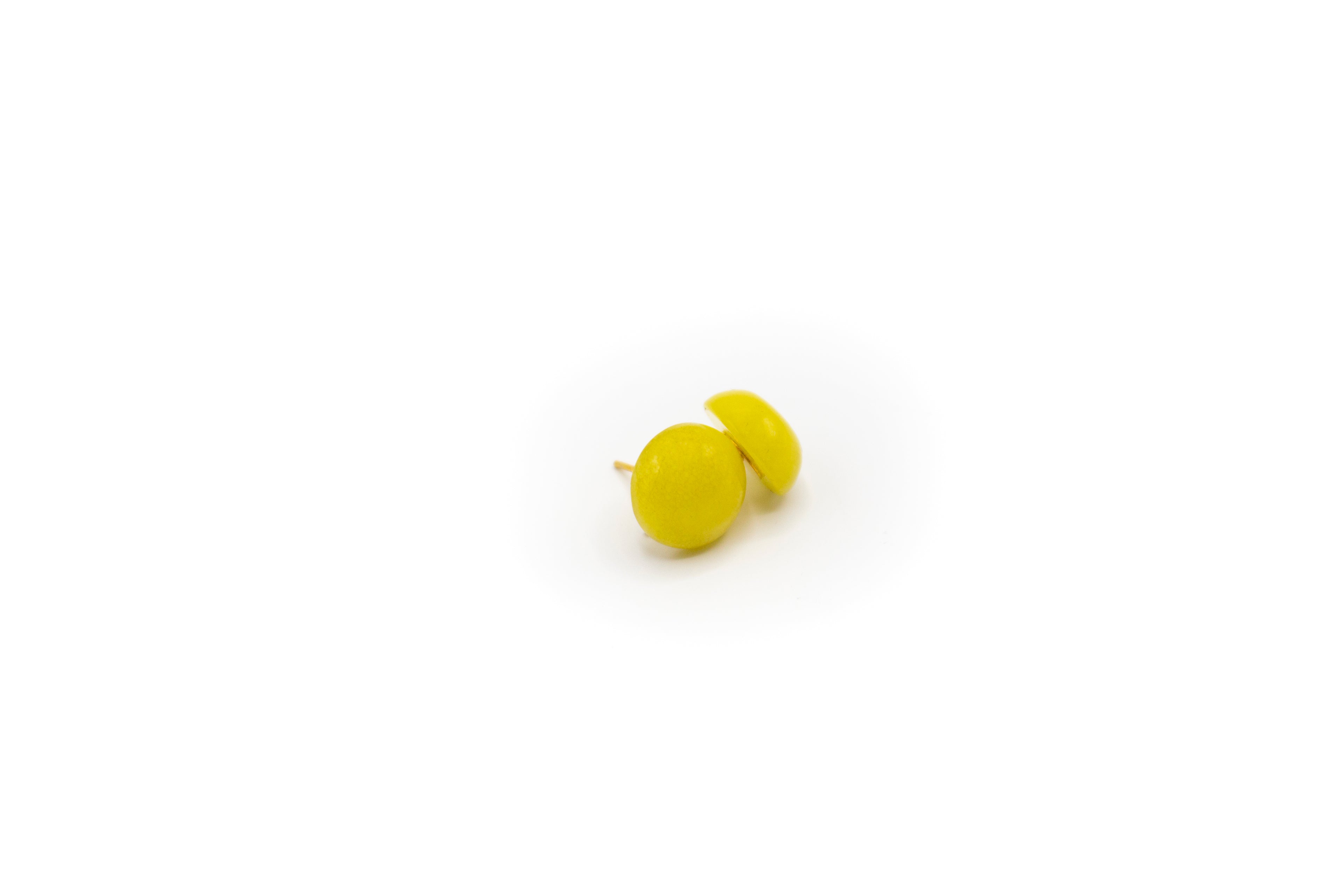 Pendientes de botón acero inoxidable bañado en oro de 14K con piedra natural ágata amarilla