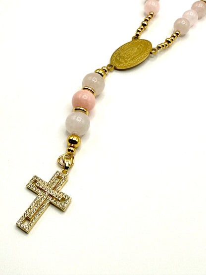 rosario de piedra natural cuarzo rosa y morenita de berilo rosa con acero inoxidable bañado en oro de 14K