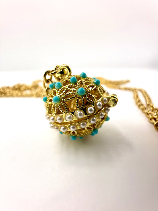 llamador de ángeles bola flores caladas con turquesas y perlas sintéticas acero inoxidable bañado en oro de 14K