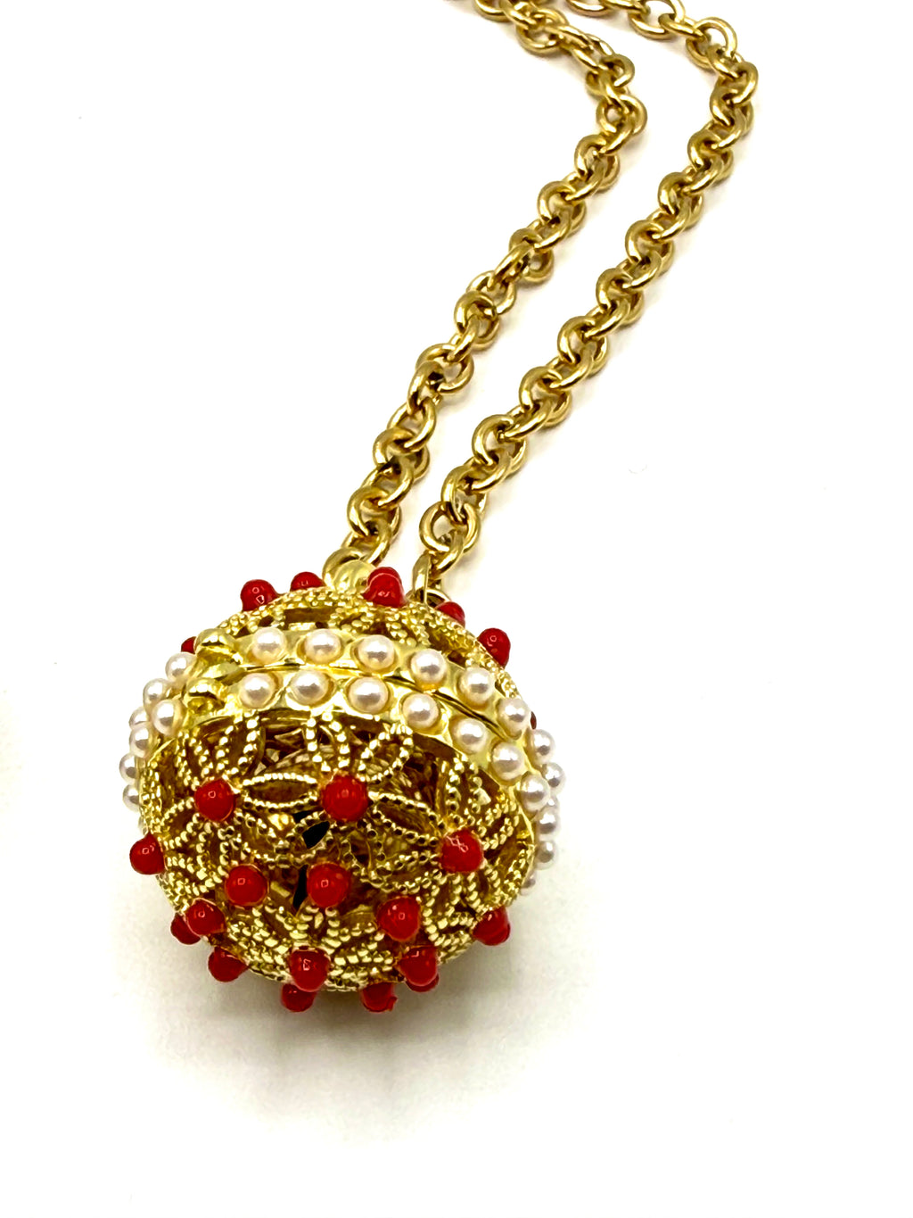 llamador de ángeles bola calada con flores y piedras sintéticas de rubí y perla, de acero inoxidable bañado en oro de 14K
