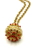 llamador de ángeles bola calada con flores y piedras sintéticas de rubí y perla, de acero inoxidable bañado en oro de 14K