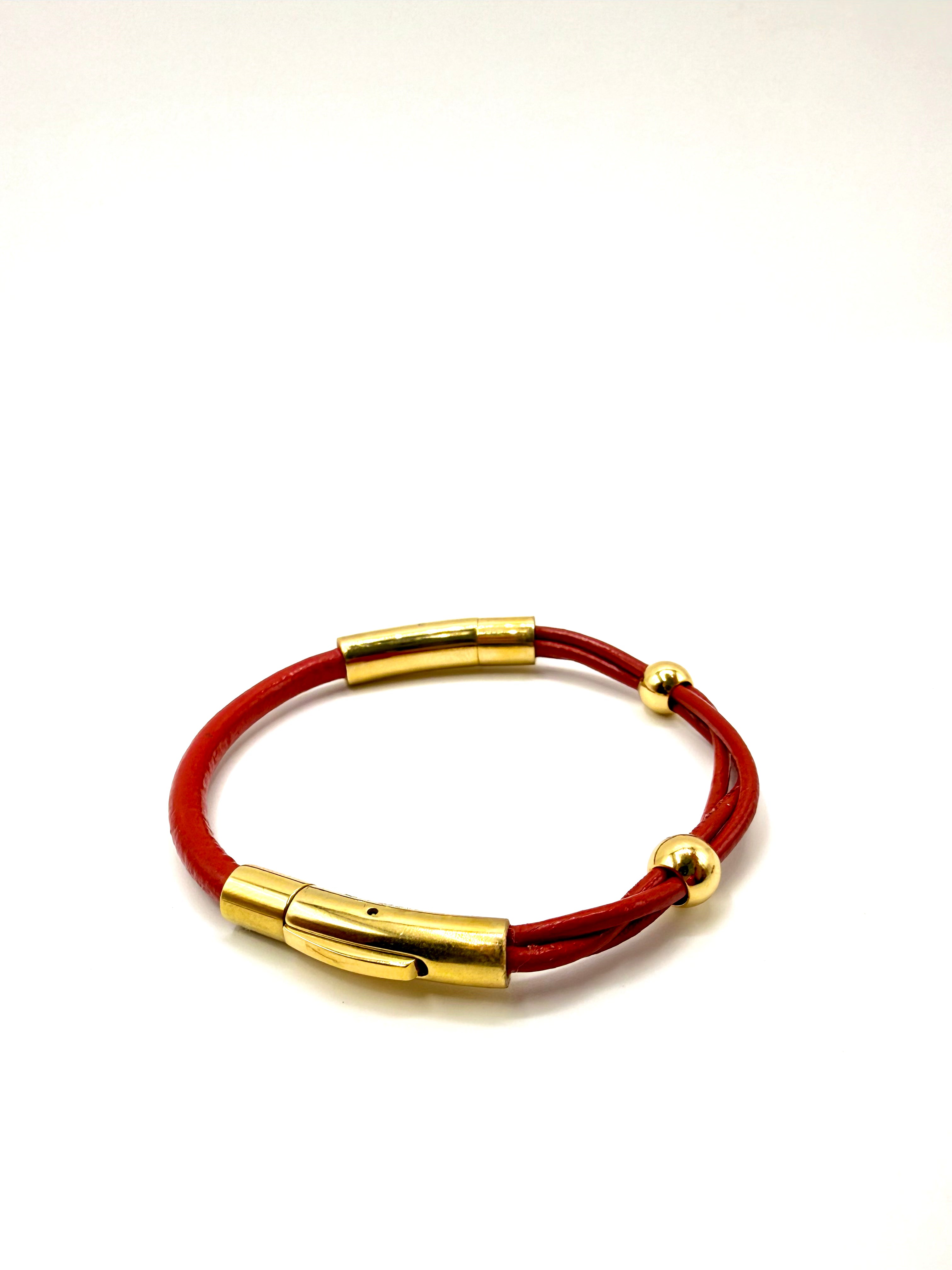 pulsera dos cierres cuero rojo y acero inoxidable bañado en oro de 14K