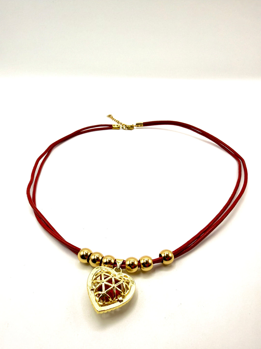 collar cuero rojo con colgante de corazón calado y detalles de acero inoxidable bañado en oro de 14K