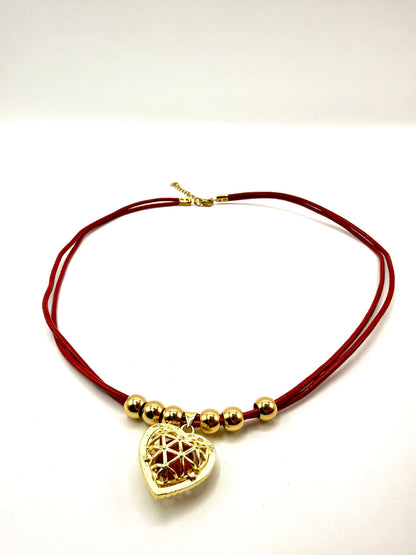 collar cuero rojo con colgante de corazón calado y detalles de acero inoxidable bañado en oro de 14K