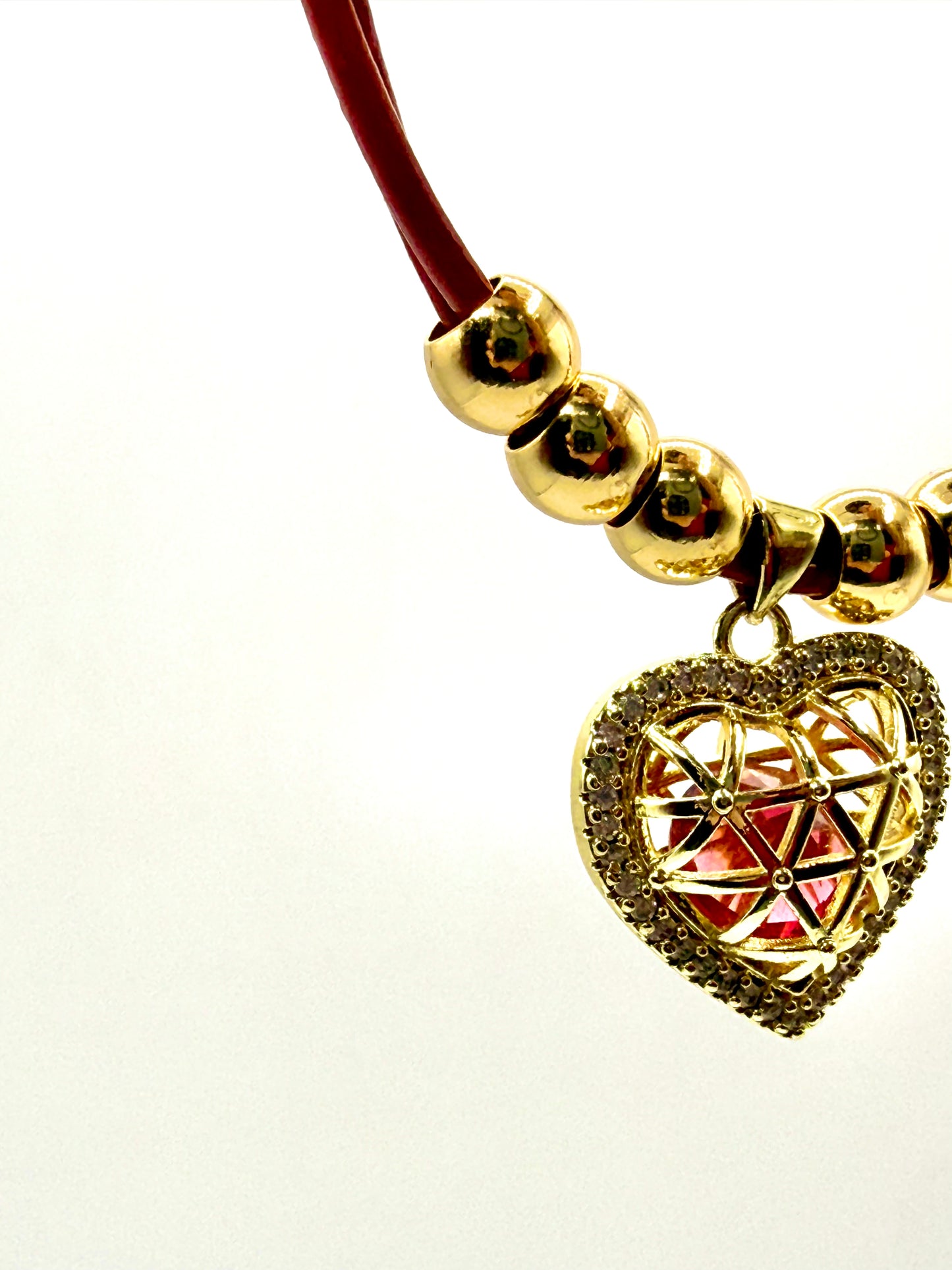 collar cuero rojo con colgante de corazón calado y detalles de acero inoxidable bañado en oro de 14K