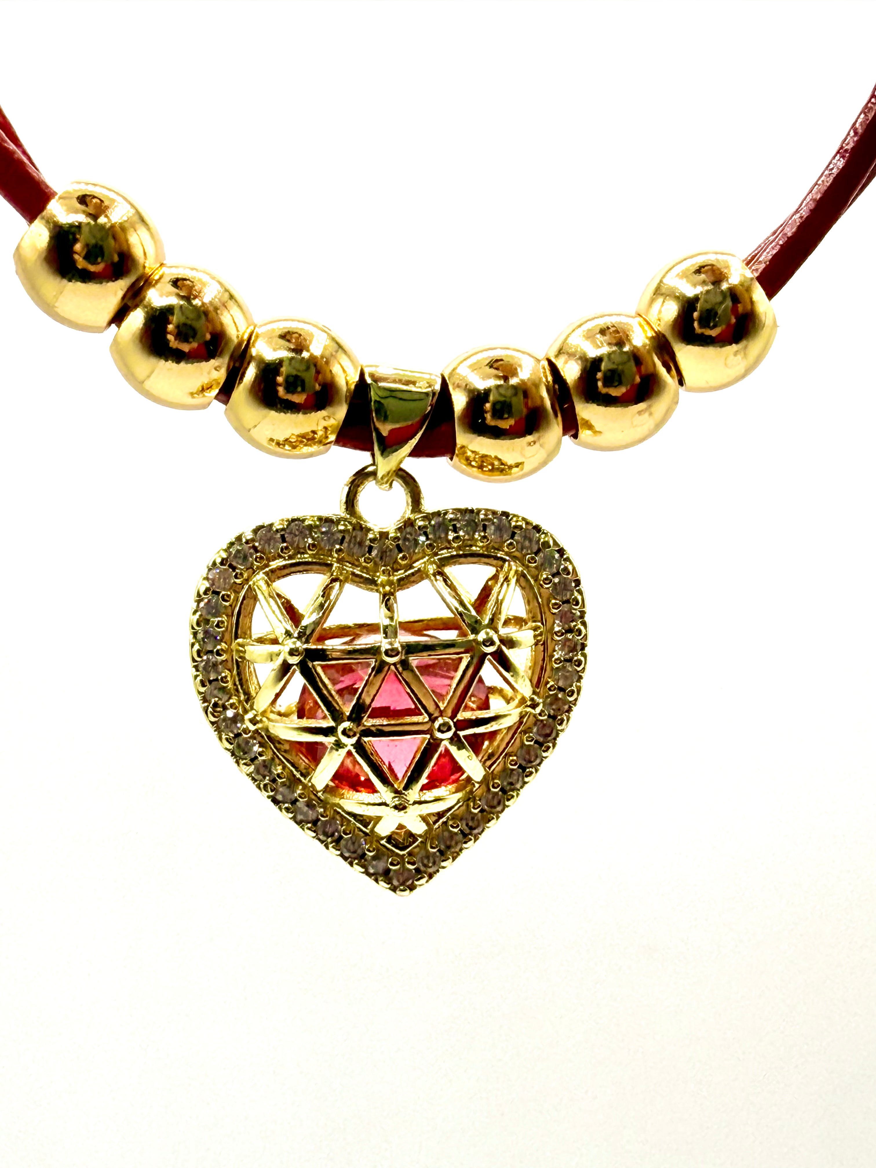 collar cuero rojo con colgante de corazón calado y detalles de acero inoxidable bañado en oro de 14K
