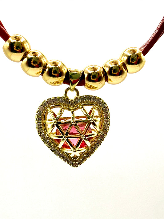 collar cuero rojo con colgante de corazón calado y detalles de acero inoxidable bañado en oro de 14K